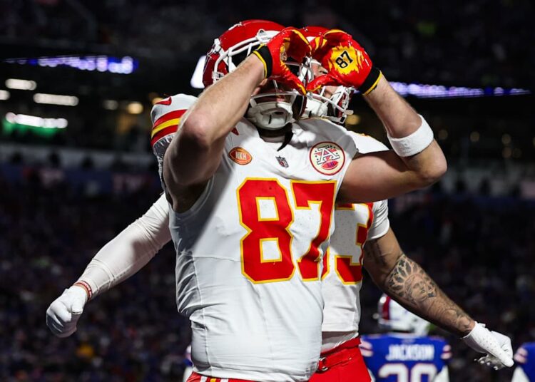 NFL Teams' Flirtiest Valentine's Posts Ever! 😍🏈