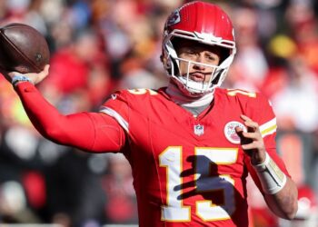 Chiefs Shock: Mahomes Takes Massive Pay Deferral to Save Dynasty!