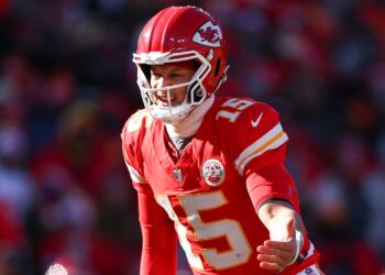 Chiefs SHOCK: Mahomes' Mega Restructure Unlocks $43M+ Cap Bomb!